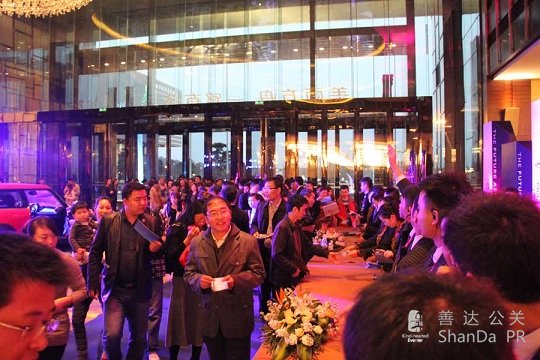 嘉賓開始進(jìn)場了