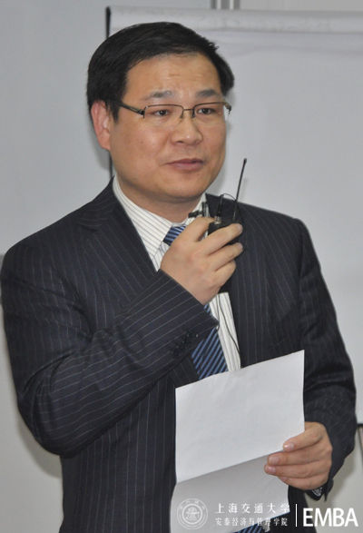 交大安泰經(jīng)管學院院長助理、EMBA項目主任任建標主持論壇