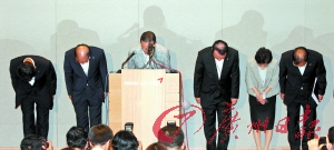 7月7日，韓亞航空公司社長尹永斗等公司負(fù)責(zé)人就飛機(jī)失事向國民鞠躬道歉。