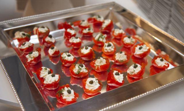 貼心服務(wù)：包括放在銀盤上櫻桃慕斯蛋糕在內(nèi)的美味點(diǎn)心，以及由幾位供應(yīng)商在舒適的休息區(qū)供應(yīng)零食，讓客人們享用.?