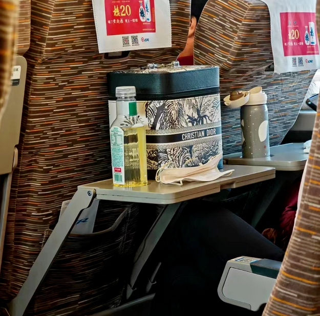 奶茶界的“瘋批”霸王茶姬：為何讓迪奧黯然失色？